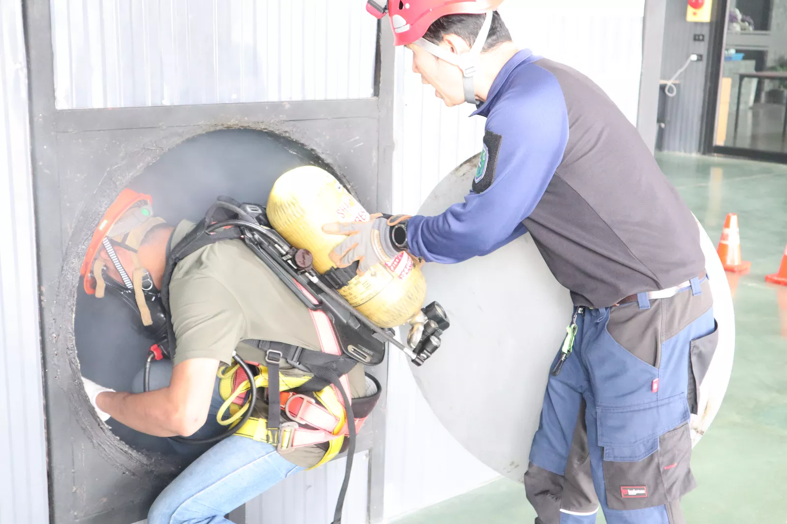 ผู้เข้าอบรมกำลังเรียนรู้ผู้ปฏิบัติงานอับอากาศ  - หลักสูตรอับอากาศ ที่ Safety Station โรงเรียนความปลอดภัย