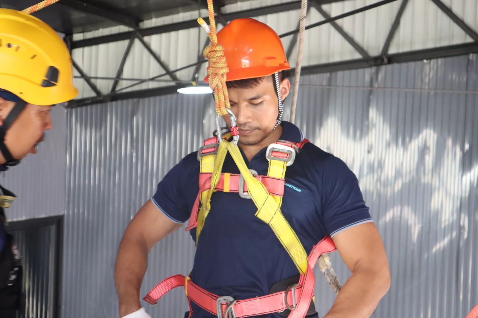 การสาธิตผู้ปฏิบัติงานอับอากาศ  - หลักสูตรอับอากาศ ที่ Safety Station โรงเรียนความปลอดภัย