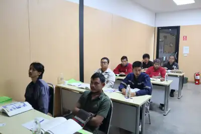 ผู้เข้าอบรมกำลังเรียนรู้ผู้ปฏิบัติงานอับอากาศ  - หลักสูตรอับอากาศ ที่ Safety Station โรงเรียนความปลอดภัย