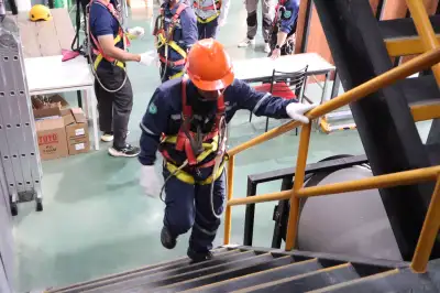 วิทยากรสอนทฤษฎีผู้ปฏิบัติงานอับอากาศ  - หลักสูตรอับอากาศ ที่ Safety Station โรงเรียนความปลอดภัย