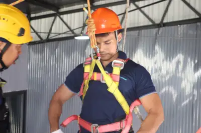 การสาธิตผู้ปฏิบัติงานอับอากาศ  - หลักสูตรอับอากาศ ที่ Safety Station โรงเรียนความปลอดภัย