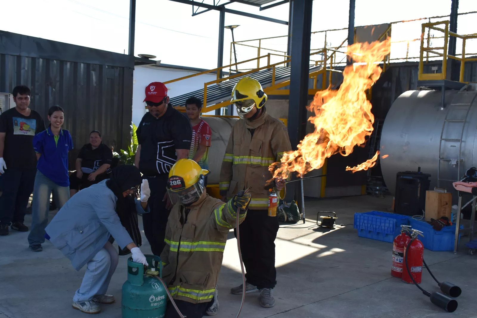 ผู้เข้าอบรมกำลังเรียนรู้ดับเพลิงขั้นต้น - หลักสูตรดับเพลิง ที่ Safety Station โรงเรียนความปลอดภัย