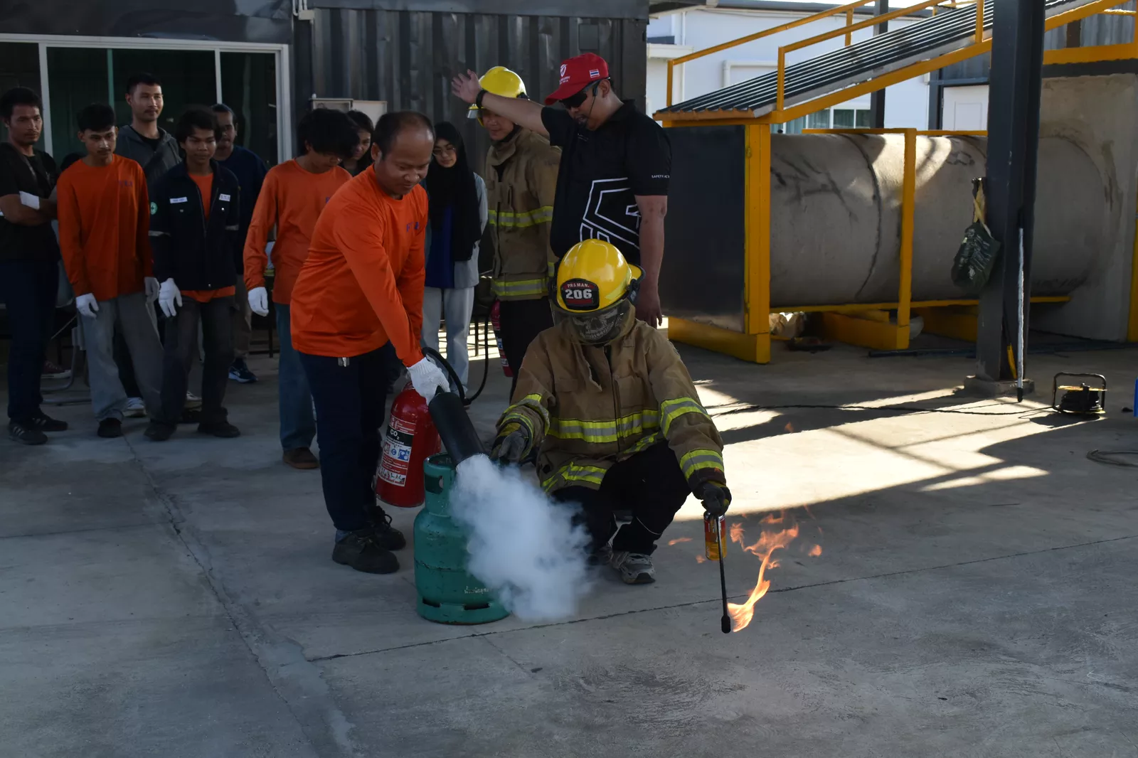 วิทยากรสอนทฤษฎีดับเพลิงขั้นต้น - หลักสูตรดับเพลิง ที่ Safety Station โรงเรียนความปลอดภัย