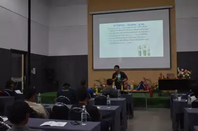 ผู้เข้าอบรมกำลังเรียนรู้ดับเพลิงขั้นต้น - หลักสูตรดับเพลิง ที่ Safety Station โรงเรียนความปลอดภัย