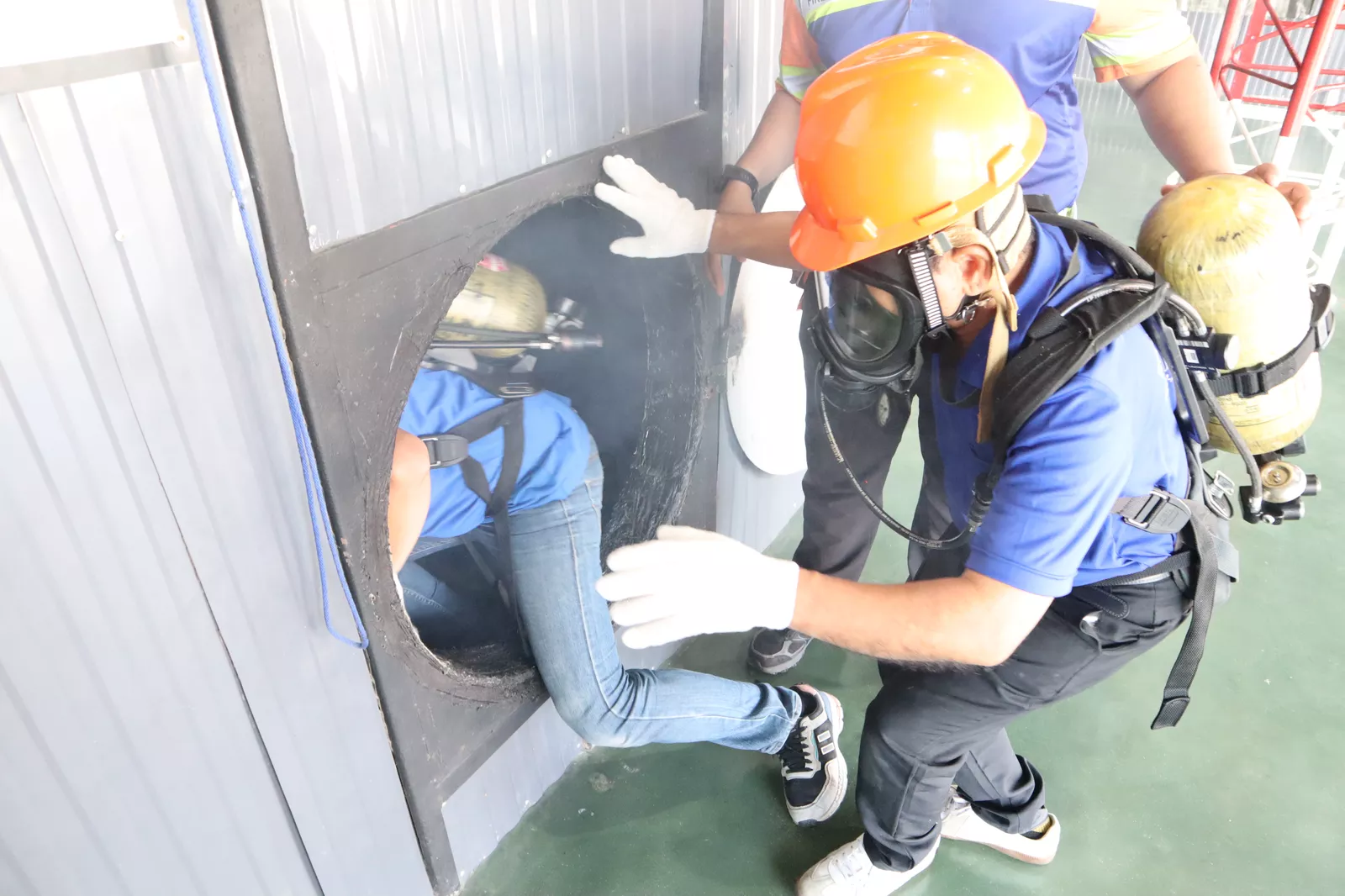 การรับวุฒิบัตรผู้ช่วยเหลืออับอากาศ  - หลักสูตรอับอากาศ ที่ Safety Station โรงเรียนความปลอดภัย