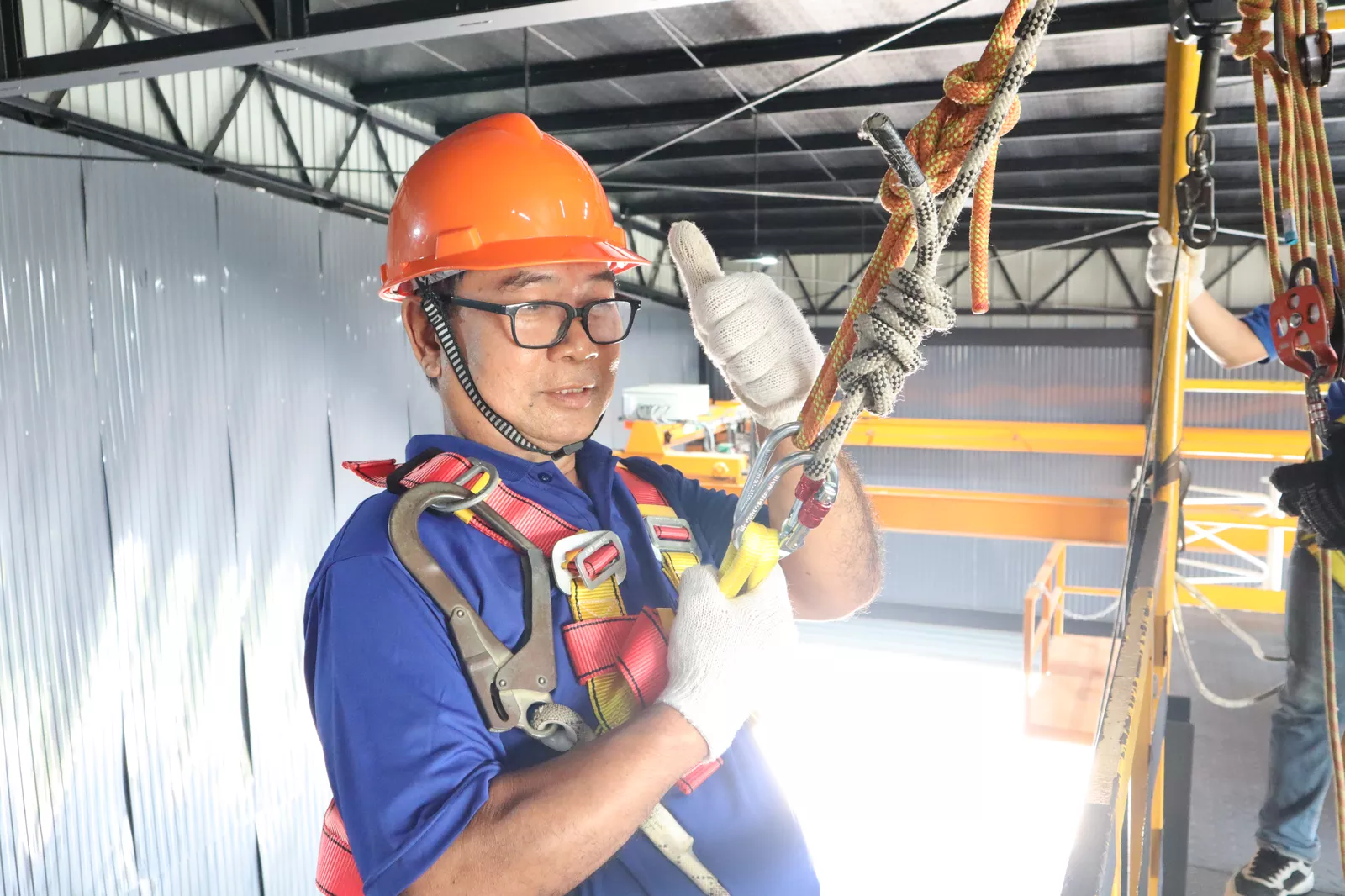 ผู้เข้าอบรมกำลังเรียนรู้ผู้ช่วยเหลืออับอากาศ  - หลักสูตรอับอากาศ ที่ Safety Station โรงเรียนความปลอดภัย
