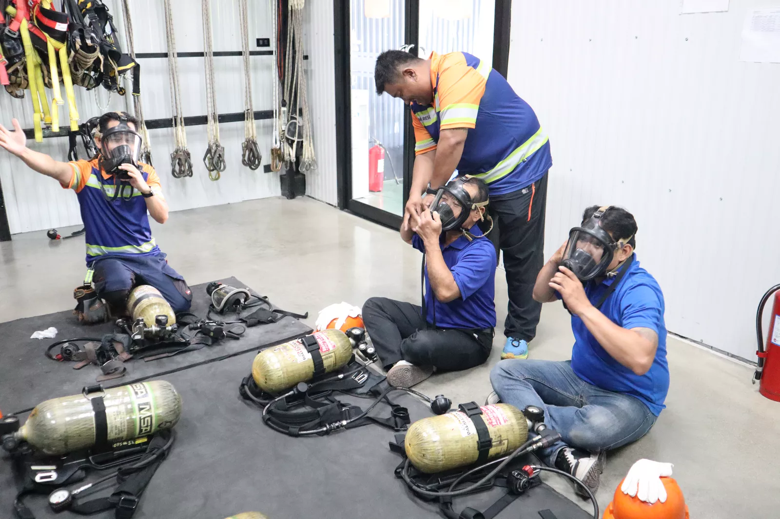 การสาธิตผู้ช่วยเหลืออับอากาศ  - หลักสูตรอับอากาศ ที่ Safety Station โรงเรียนความปลอดภัย