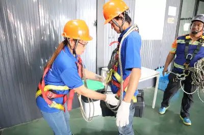 บรรยากาศการฝึกอบรมผู้ช่วยเหลืออับอากาศ  - หลักสูตรอับอากาศ ที่ Safety Station โรงเรียนความปลอดภัย