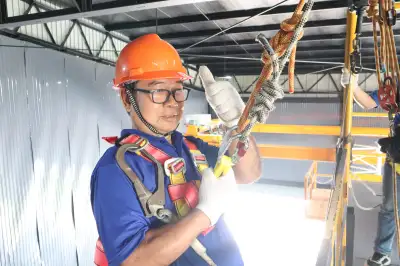 ผู้เข้าอบรมกำลังเรียนรู้ผู้ช่วยเหลืออับอากาศ  - หลักสูตรอับอากาศ ที่ Safety Station โรงเรียนความปลอดภัย