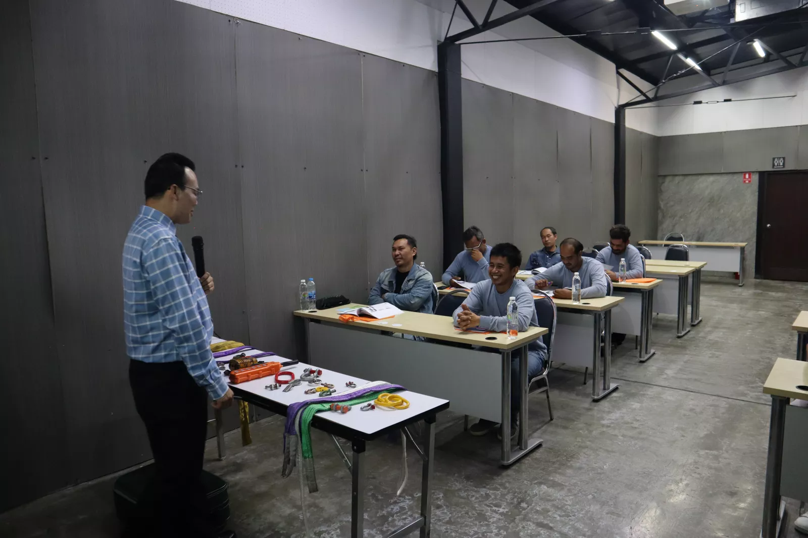 ผู้เข้าอบรมกำลังเรียนรู้อบรมเครน Overhead Crane - หลักสูตรปั้นจั่น ที่ Safety Station โรงเรียนความปลอดภัย