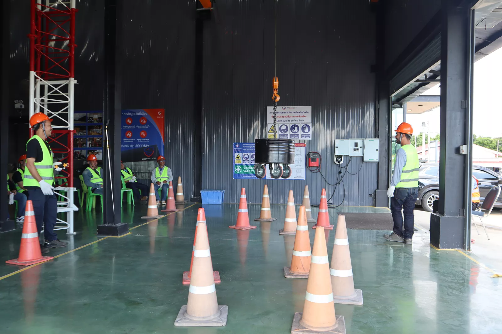 ผู้เข้าอบรมกำลังเรียนรู้อบรมเครน Overhead Crane - หลักสูตรปั้นจั่น ที่ Safety Station โรงเรียนความปลอดภัย