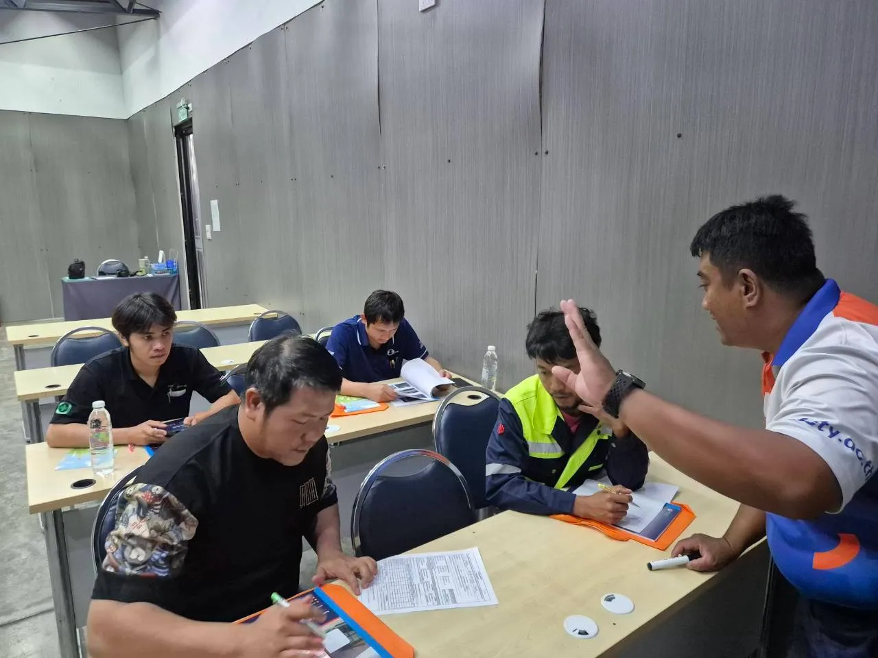 ผู้เข้าอบรมกำลังเรียนรู้ผู้เฝ้าระวังไฟ - หลักสูตรดับเพลิง ที่ Safety Station โรงเรียนความปลอดภัย