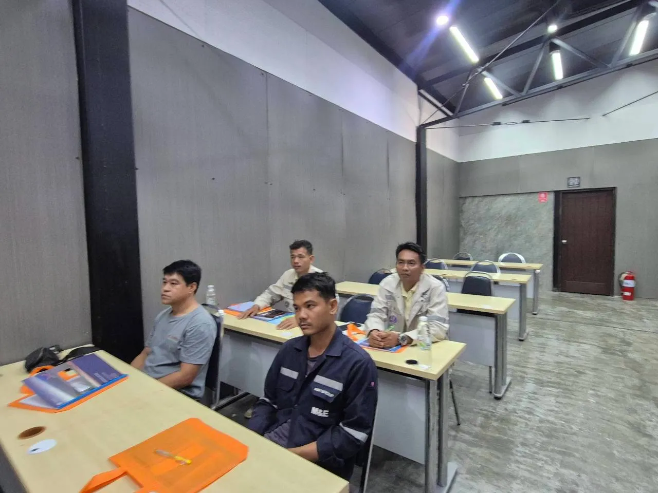 วิทยากรสอนทฤษฎีผู้เฝ้าระวังไฟ - หลักสูตรดับเพลิง ที่ Safety Station โรงเรียนความปลอดภัย