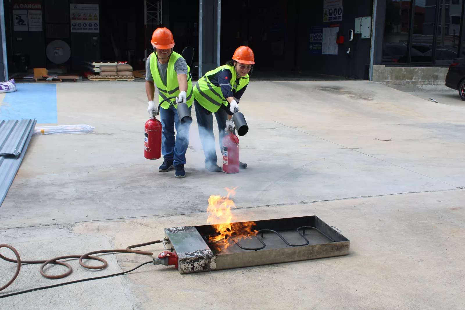 วิทยากรสอนทฤษฎีผู้เฝ้าระวังไฟ - หลักสูตรดับเพลิง ที่ Safety Station โรงเรียนความปลอดภัย