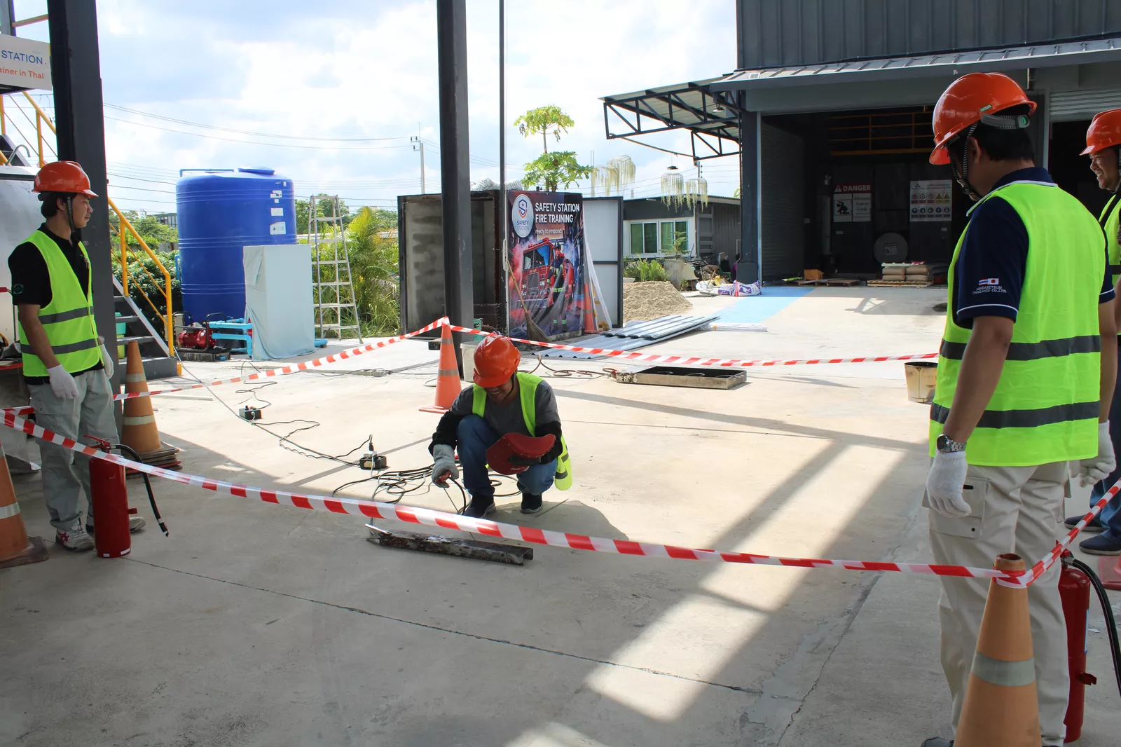 การฝึกปฏิบัติผู้เฝ้าระวังไฟ - หลักสูตรดับเพลิง ที่ Safety Station โรงเรียนความปลอดภัย