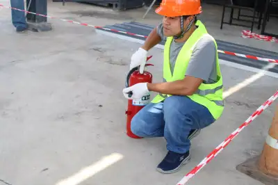ผู้เข้าอบรมกำลังเรียนรู้ผู้เฝ้าระวังไฟ - หลักสูตรดับเพลิง ที่ Safety Station โรงเรียนความปลอดภัย