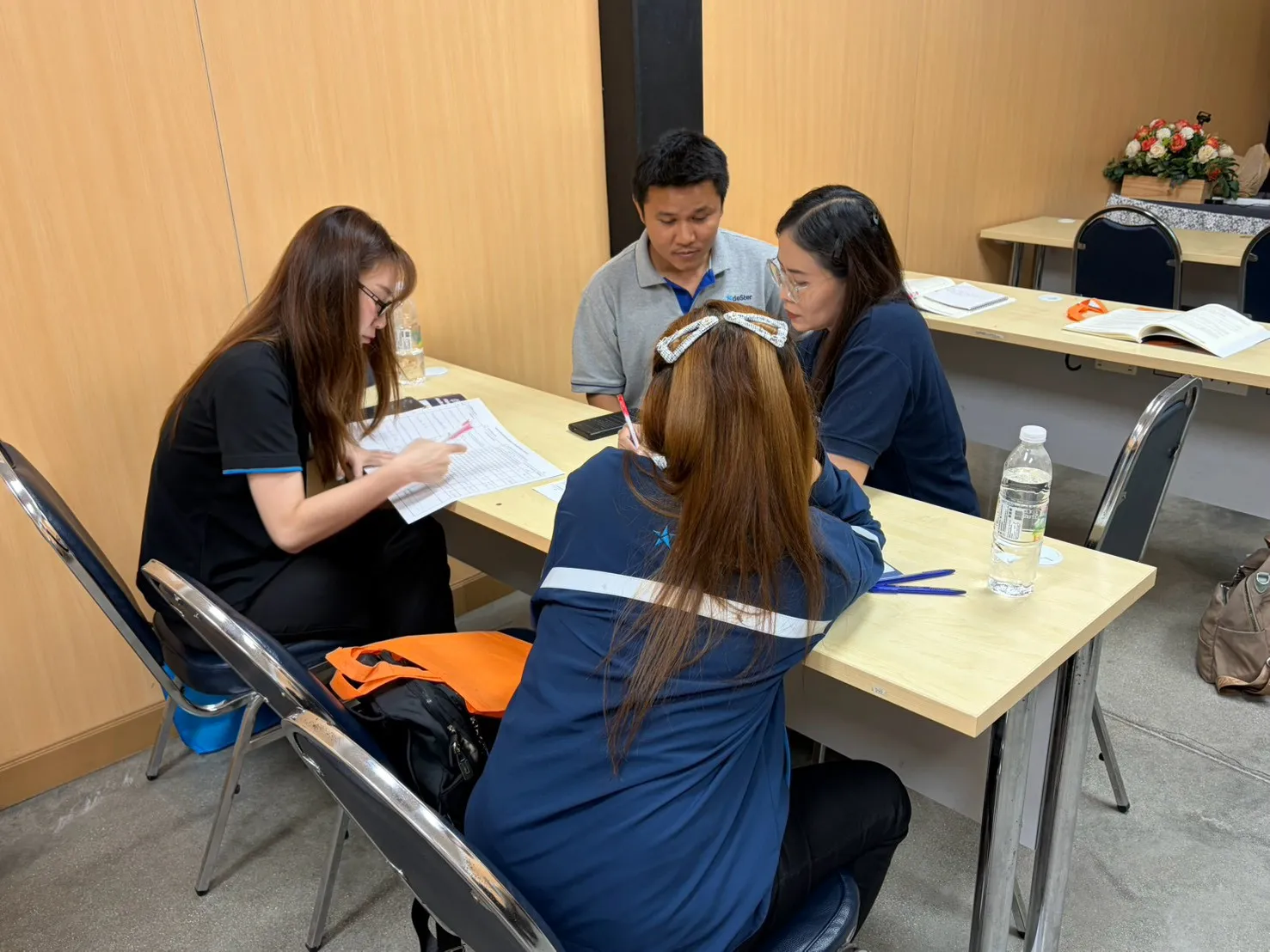 ผู้เข้าอบรมกำลังเรียนรู้คปอ. - หลักสูตรจป.-คปอ. ที่ Safety Station โรงเรียนความปลอดภัย