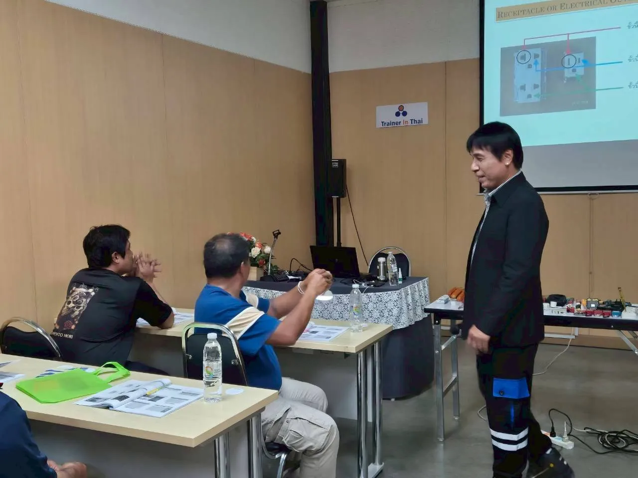 บรรยากาศการฝึกอบรมความปลอดภัยไฟฟ้า - หลักสูตรไฟฟ้า ที่ Safety Station โรงเรียนความปลอดภัย