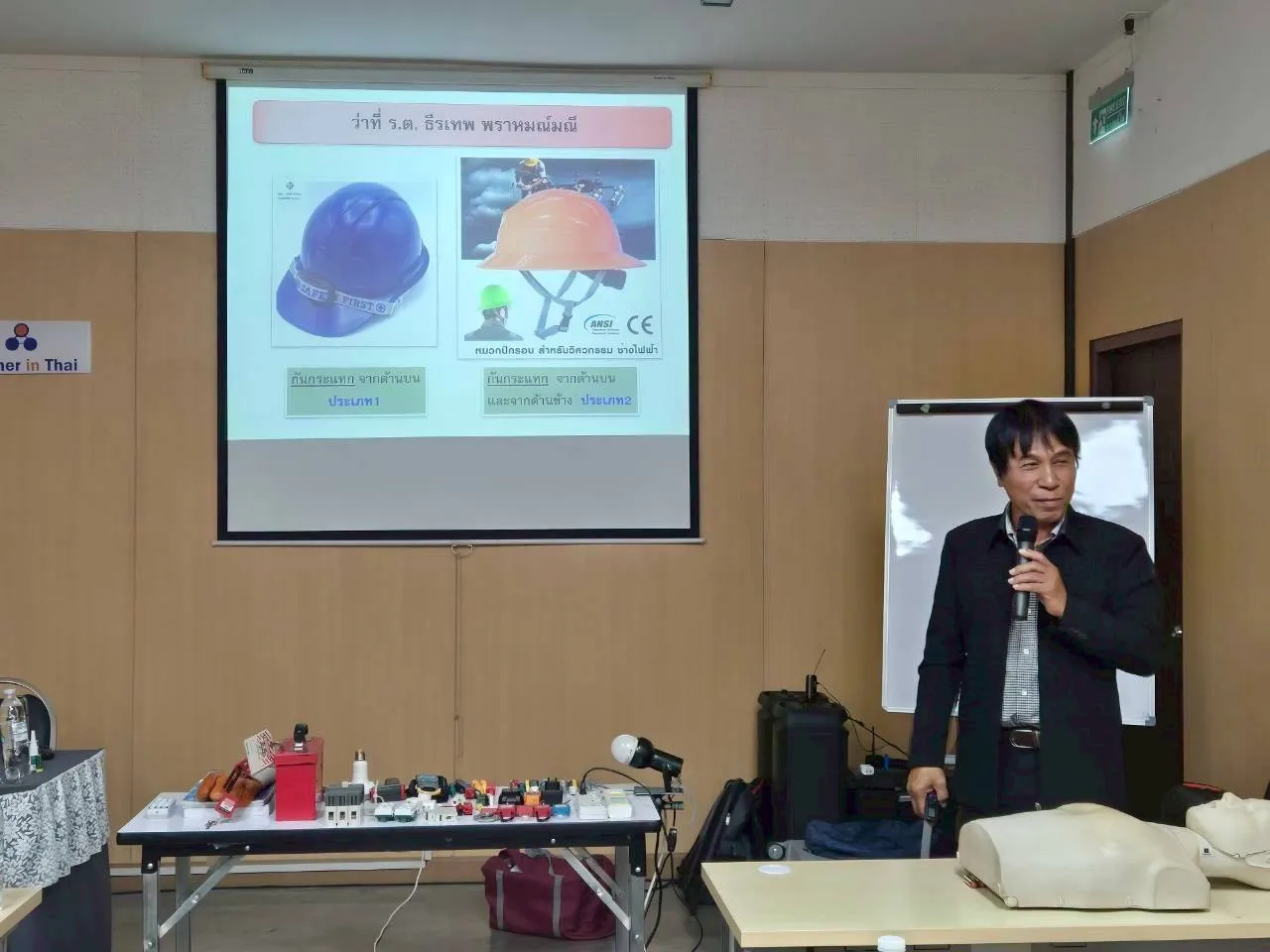 ผู้เข้าอบรมกำลังเรียนรู้ความปลอดภัยไฟฟ้า - หลักสูตรไฟฟ้า ที่ Safety Station โรงเรียนความปลอดภัย