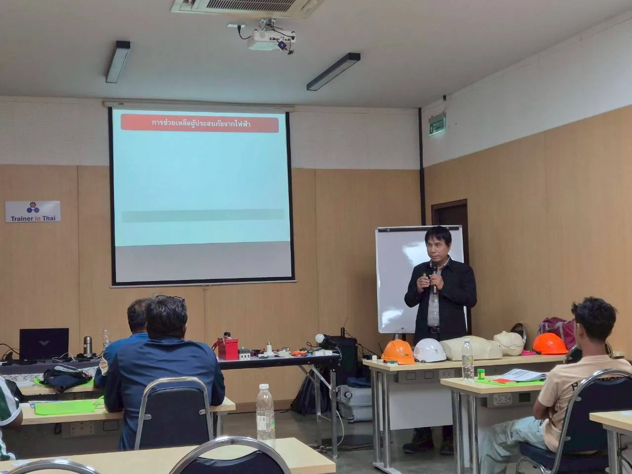 ผู้เข้าอบรมกำลังเรียนรู้ความปลอดภัยไฟฟ้า - หลักสูตรไฟฟ้า ที่ Safety Station โรงเรียนความปลอดภัย