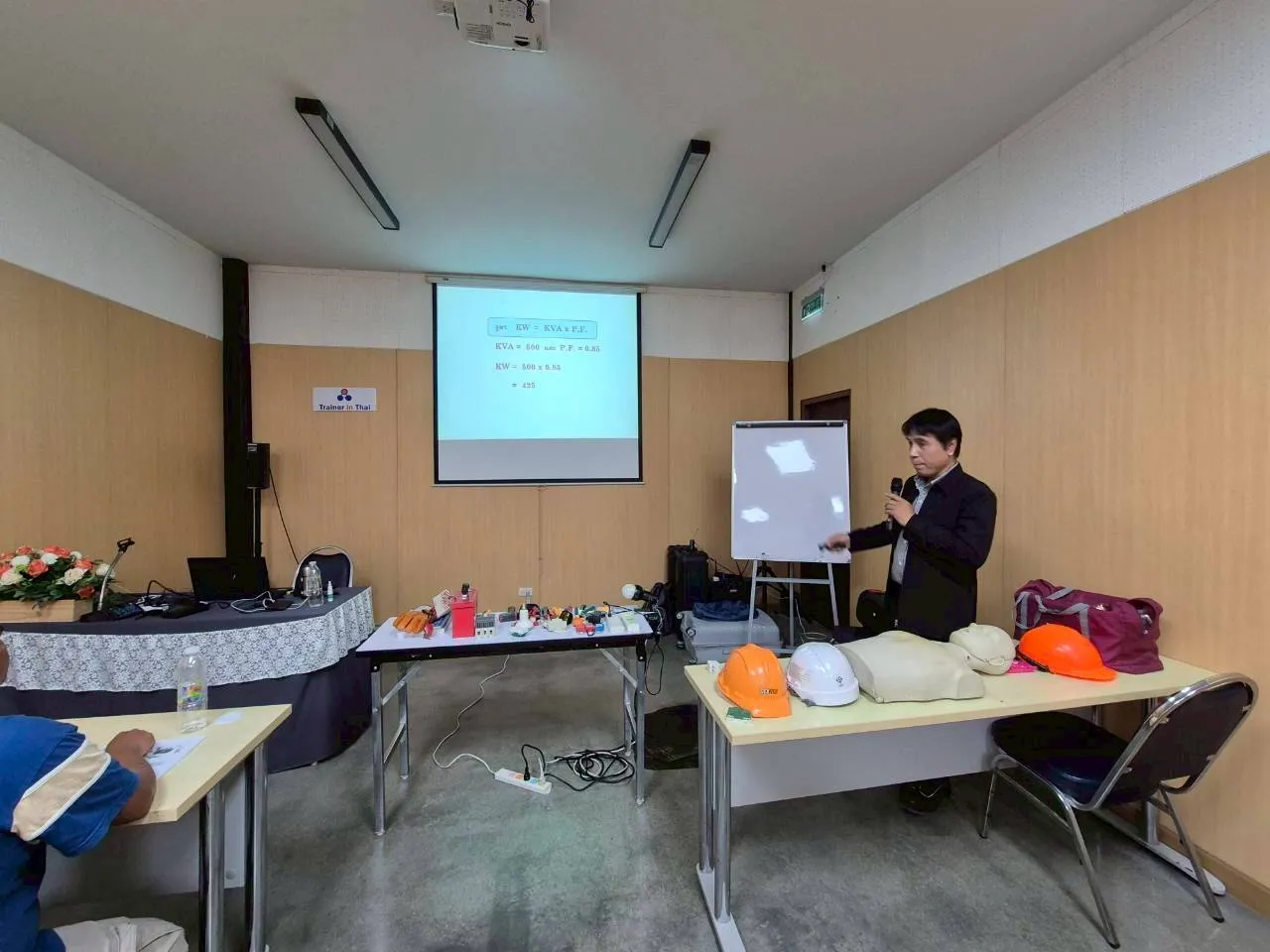 วิทยากรสอนทฤษฎีความปลอดภัยไฟฟ้า - หลักสูตรไฟฟ้า ที่ Safety Station โรงเรียนความปลอดภัย