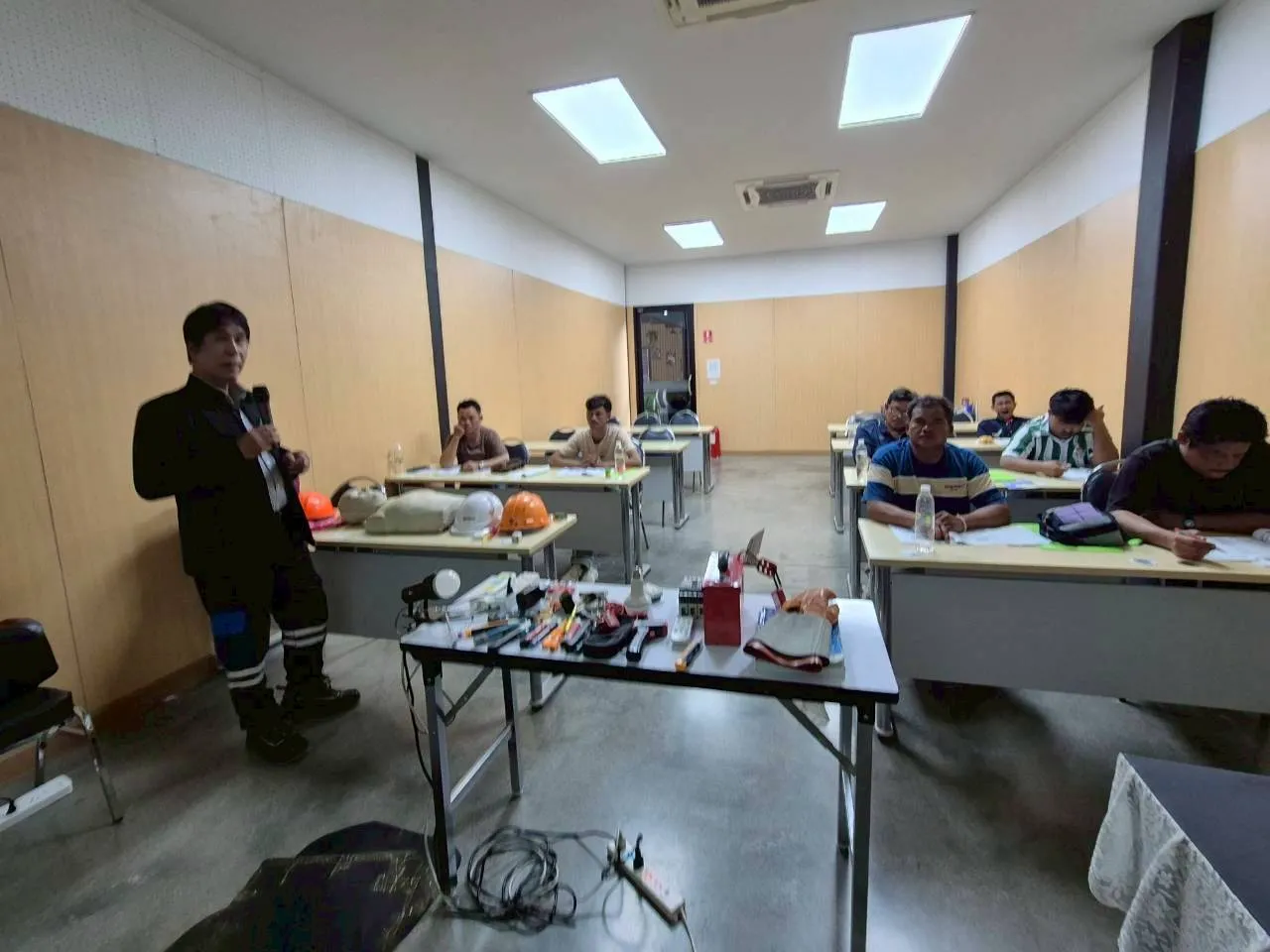 การฝึกปฏิบัติความปลอดภัยไฟฟ้า - หลักสูตรไฟฟ้า ที่ Safety Station โรงเรียนความปลอดภัย