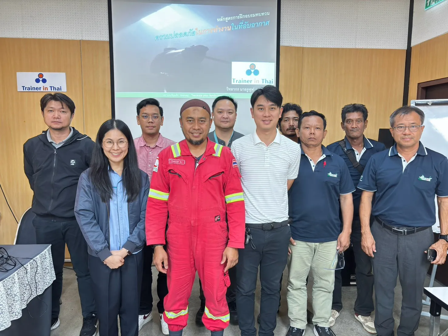 ผู้เข้าอบรมกำลังเรียนรู้ทบทวนอับอากาศ - หลักสูตรอับอากาศ ที่ Safety Station โรงเรียนความปลอดภัย