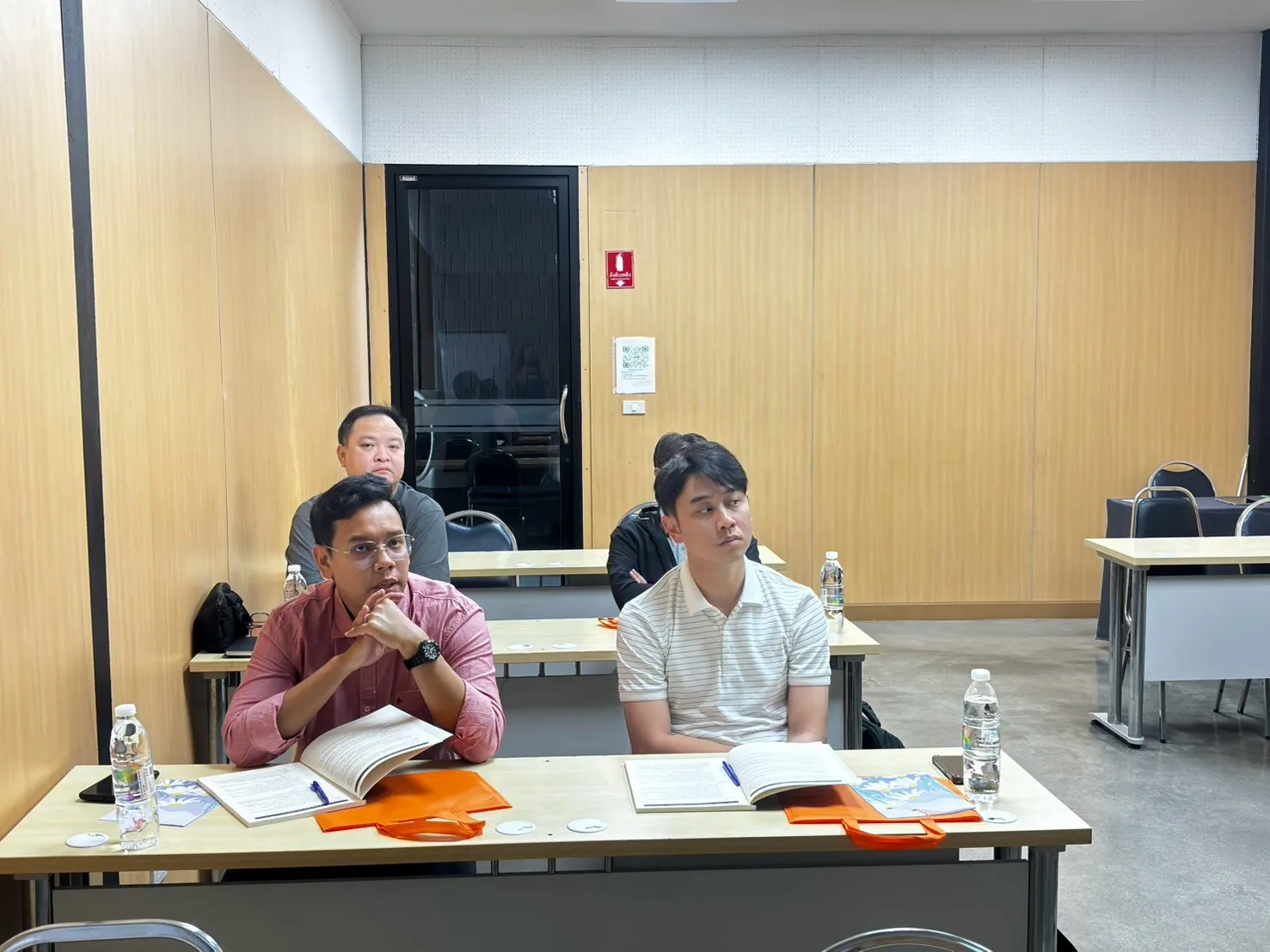 วิทยากรสอนทฤษฎีทบทวนอับอากาศ - หลักสูตรอับอากาศ ที่ Safety Station โรงเรียนความปลอดภัย