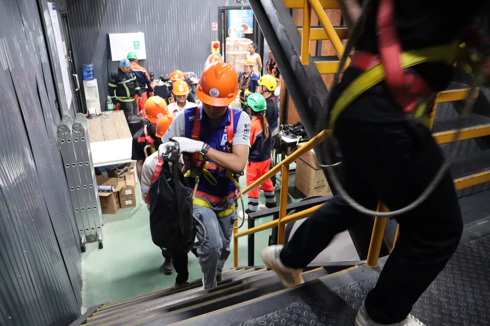 กิจกรรมกลุ่มอับอากาศ 4 ผู้ - หลักสูตรอับอากาศ ที่ Safety Station โรงเรียนความปลอดภัย