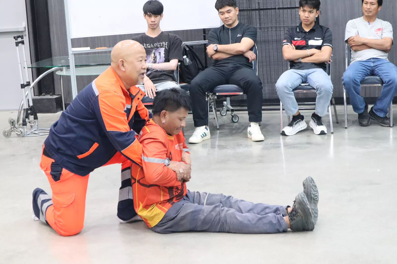 ผู้เข้าอบรมกำลังเรียนรู้อับอากาศ 4 ผู้ - หลักสูตรอับอากาศ ที่ Safety Station โรงเรียนความปลอดภัย