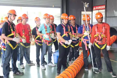 ผู้เข้าอบรมกำลังเรียนรู้อับอากาศ 4 ผู้ - หลักสูตรอับอากาศ ที่ Safety Station โรงเรียนความปลอดภัย