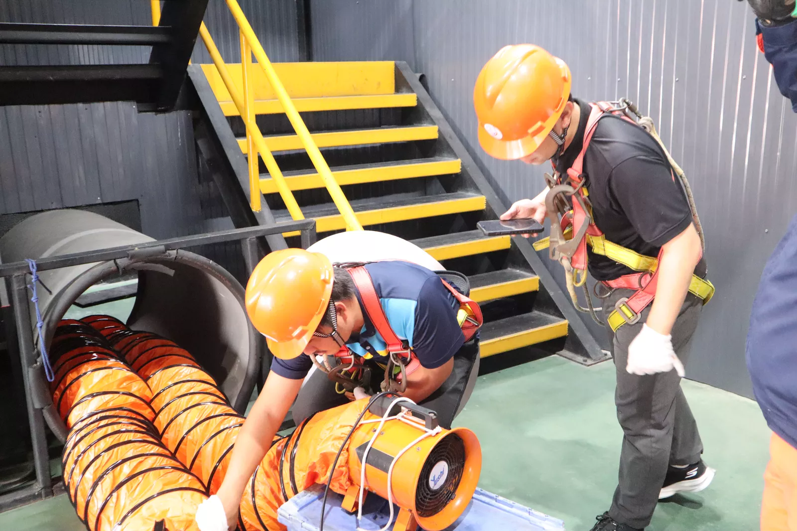 กิจกรรมกลุ่มผู้ควบคุมงานอับอากาศ - หลักสูตรอับอากาศ ที่ Safety Station โรงเรียนความปลอดภัย