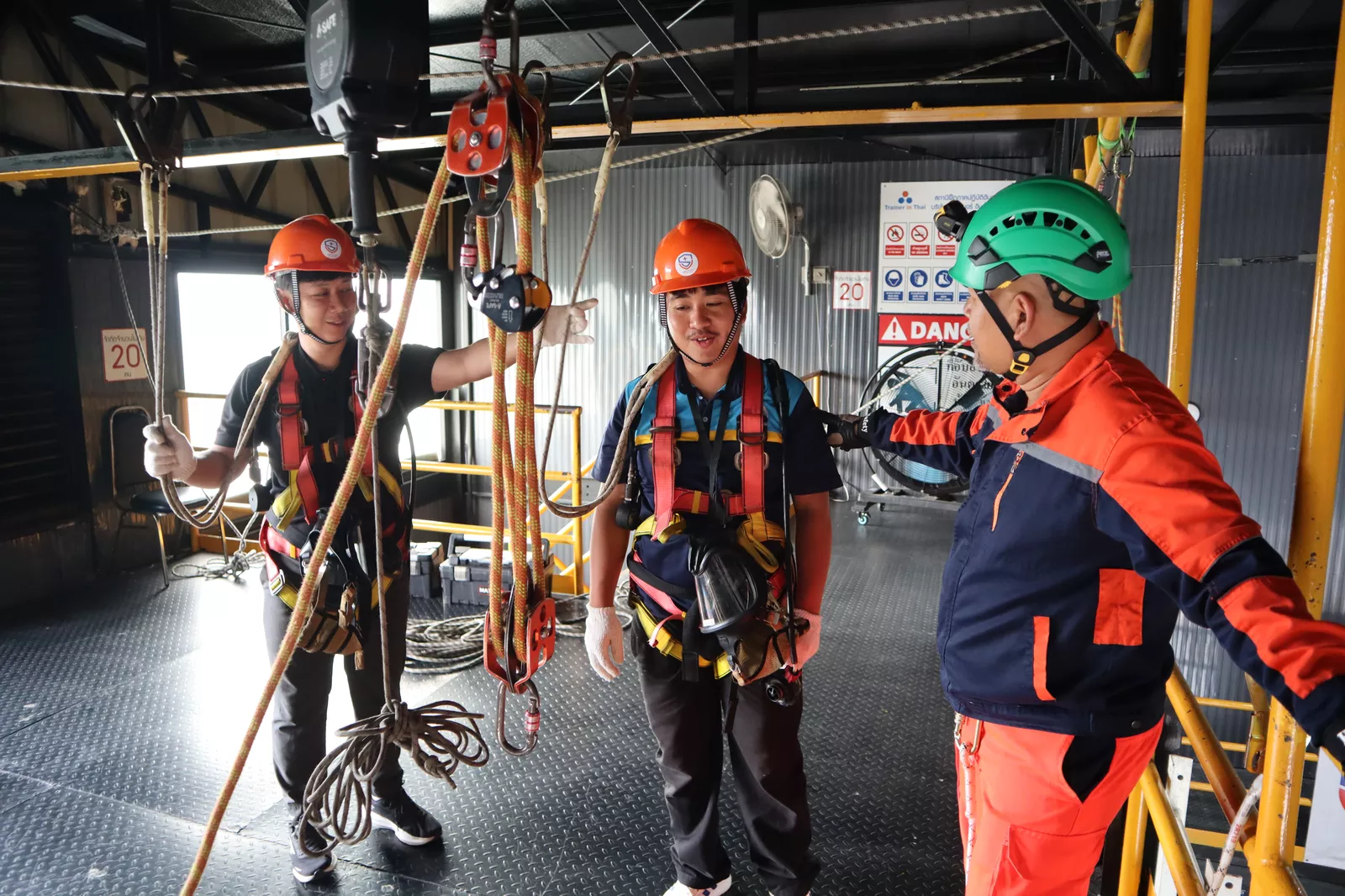 วิทยากรสอนทฤษฎีผู้ควบคุมงานอับอากาศ - หลักสูตรอับอากาศ ที่ Safety Station โรงเรียนความปลอดภัย