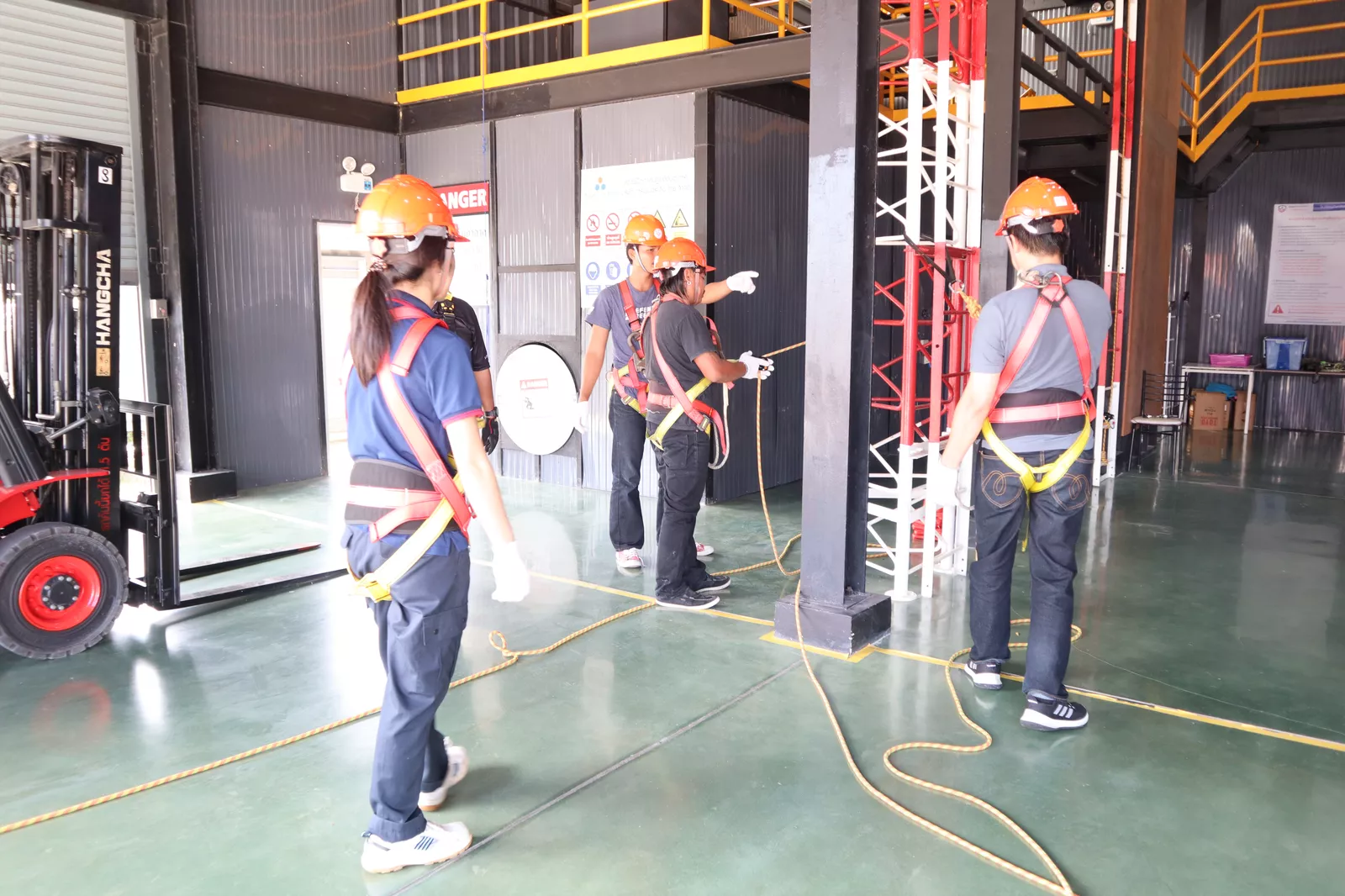กิจกรรมกลุ่มความปลอดภัยในการทำงานบนที่สูง - หลักสูตรที่สูง-นั่งร้าน ที่ Safety Station โรงเรียนความปลอดภัย