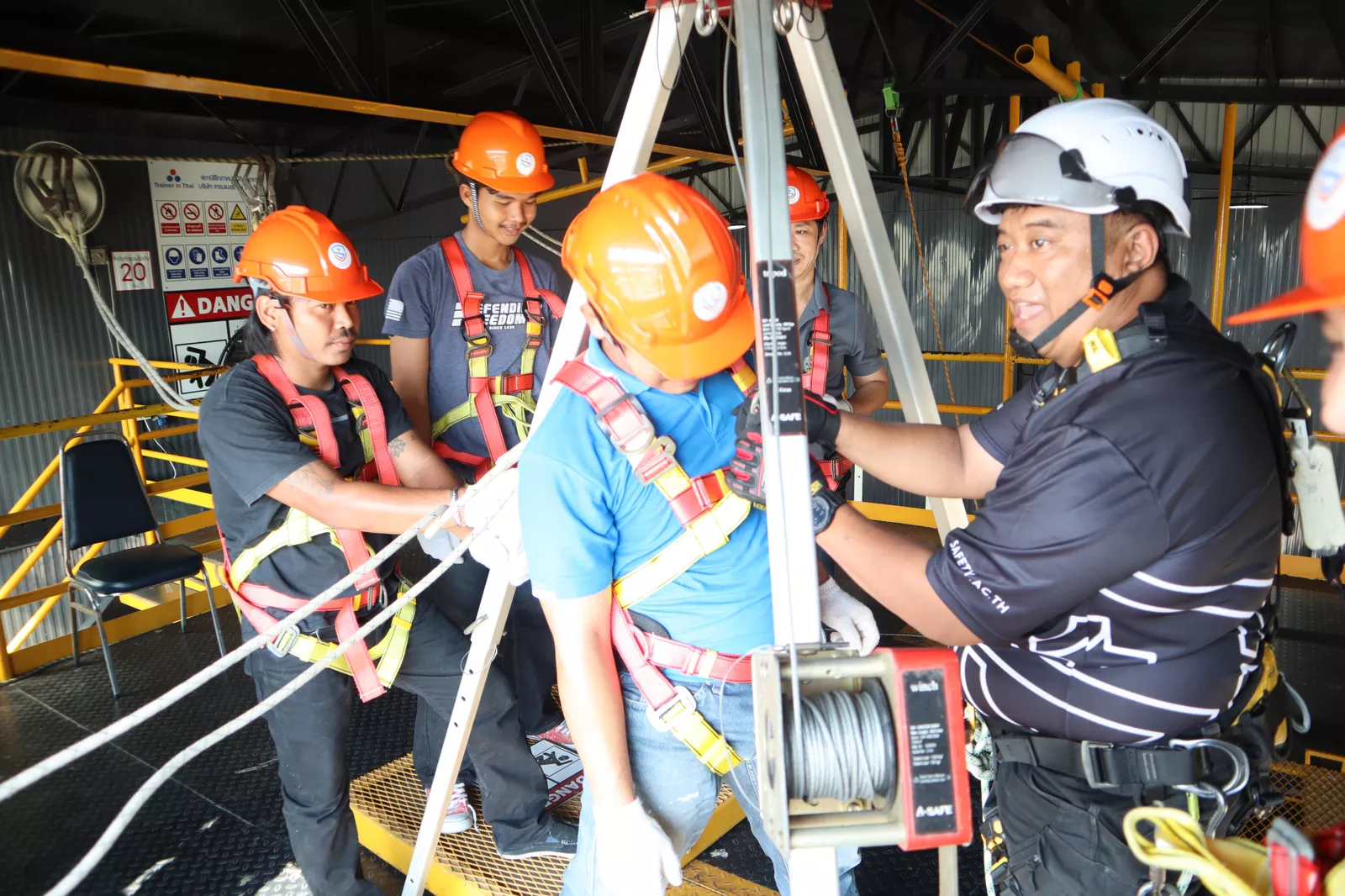 การรับวุฒิบัตรความปลอดภัยในการทำงานบนที่สูง - หลักสูตรที่สูง-นั่งร้าน ที่ Safety Station โรงเรียนความปลอดภัย