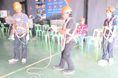 การสาธิตความปลอดภัยในการทำงานบนที่สูง - หลักสูตรที่สูง-นั่งร้าน ที่ Safety Station โรงเรียนความปลอดภัย