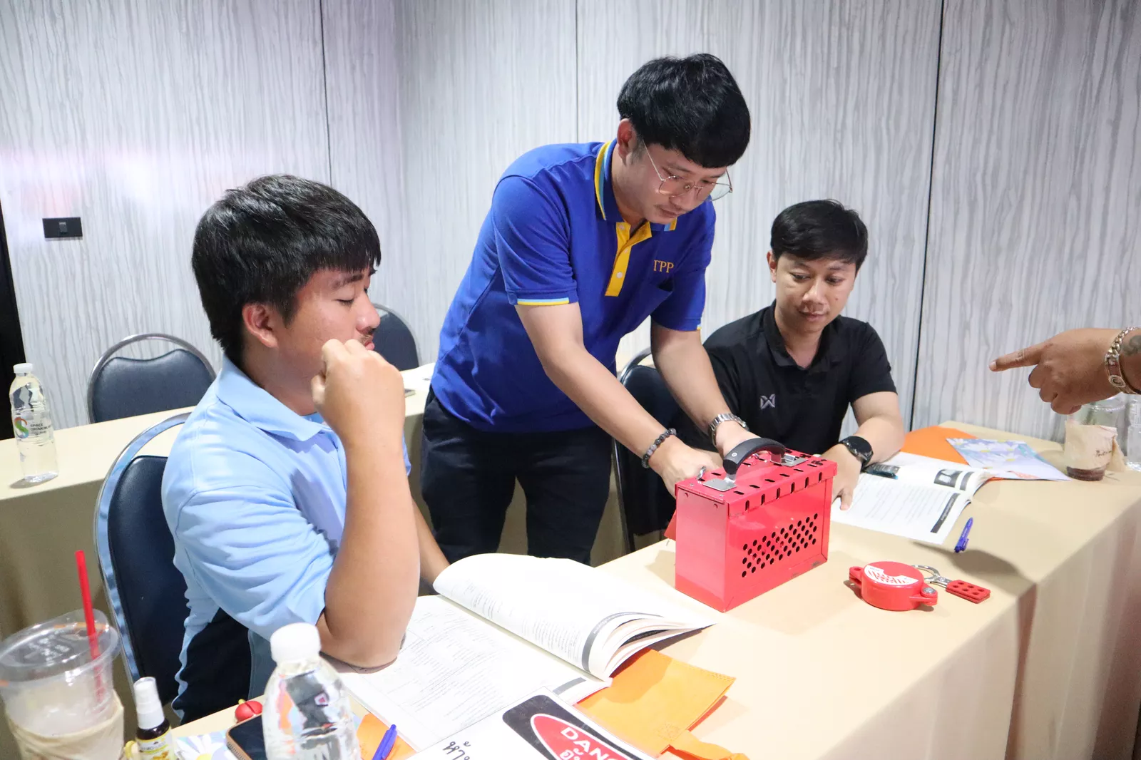 ผู้เข้าอบรมกำลังเรียนรู้ผู้อนุญาตอับอากาศ  - หลักสูตรอับอากาศ ที่ Safety Station โรงเรียนความปลอดภัย