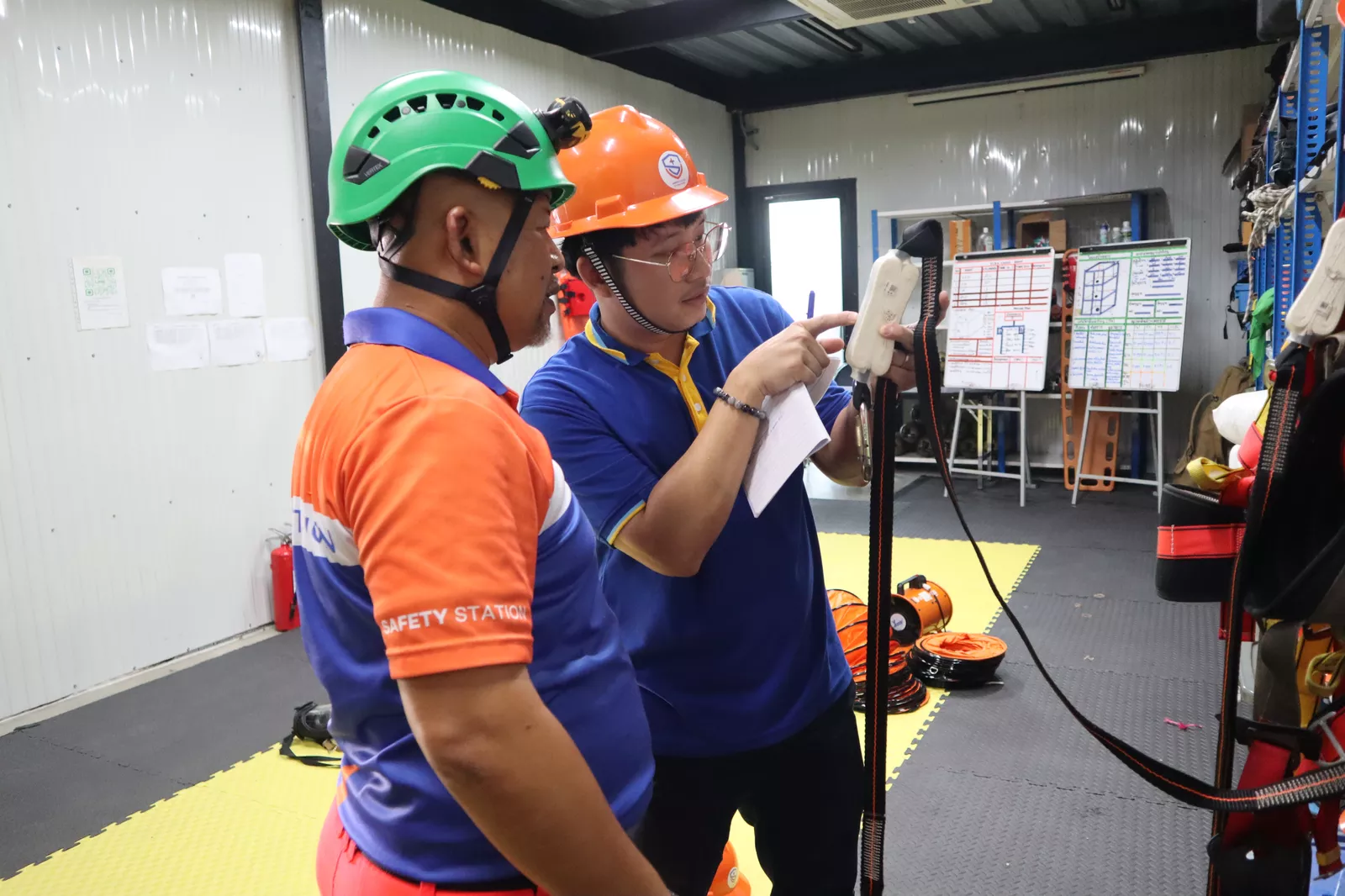 ผู้เข้าอบรมกำลังเรียนรู้ผู้อนุญาตอับอากาศ  - หลักสูตรอับอากาศ ที่ Safety Station โรงเรียนความปลอดภัย
