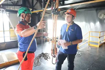 การสาธิตผู้อนุญาตอับอากาศ  - หลักสูตรอับอากาศ ที่ Safety Station โรงเรียนความปลอดภัย