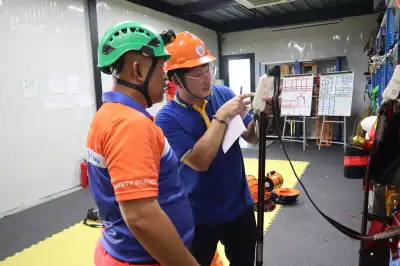 ผู้เข้าอบรมกำลังเรียนรู้ผู้อนุญาตอับอากาศ  - หลักสูตรอับอากาศ ที่ Safety Station โรงเรียนความปลอดภัย